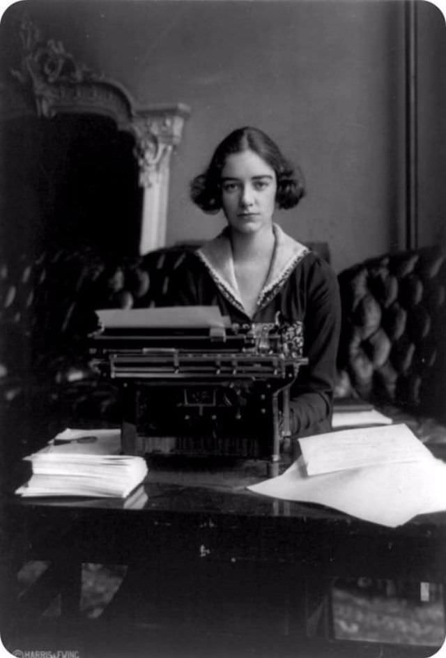 Historical Photos of Ladies using Typewriters from the Past Inventions
