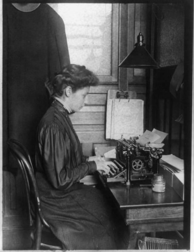 Historical Photos of Ladies using Typewriters from the Past Inventions
