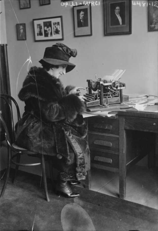 Historical Photos of Ladies using Typewriters from the Past Inventions