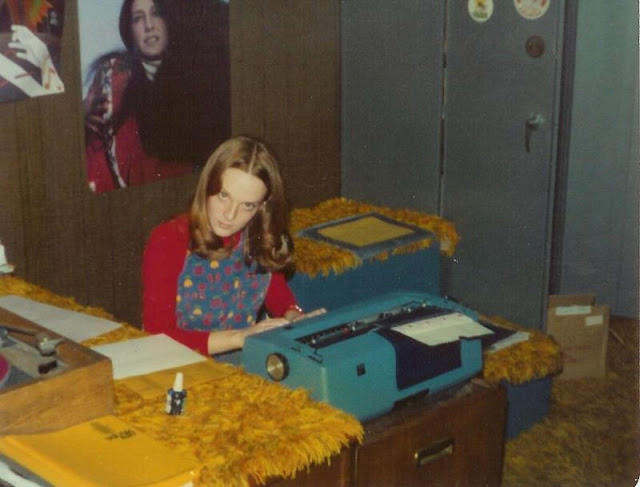 Historical Photos of Ladies using Typewriters from the Past Inventions