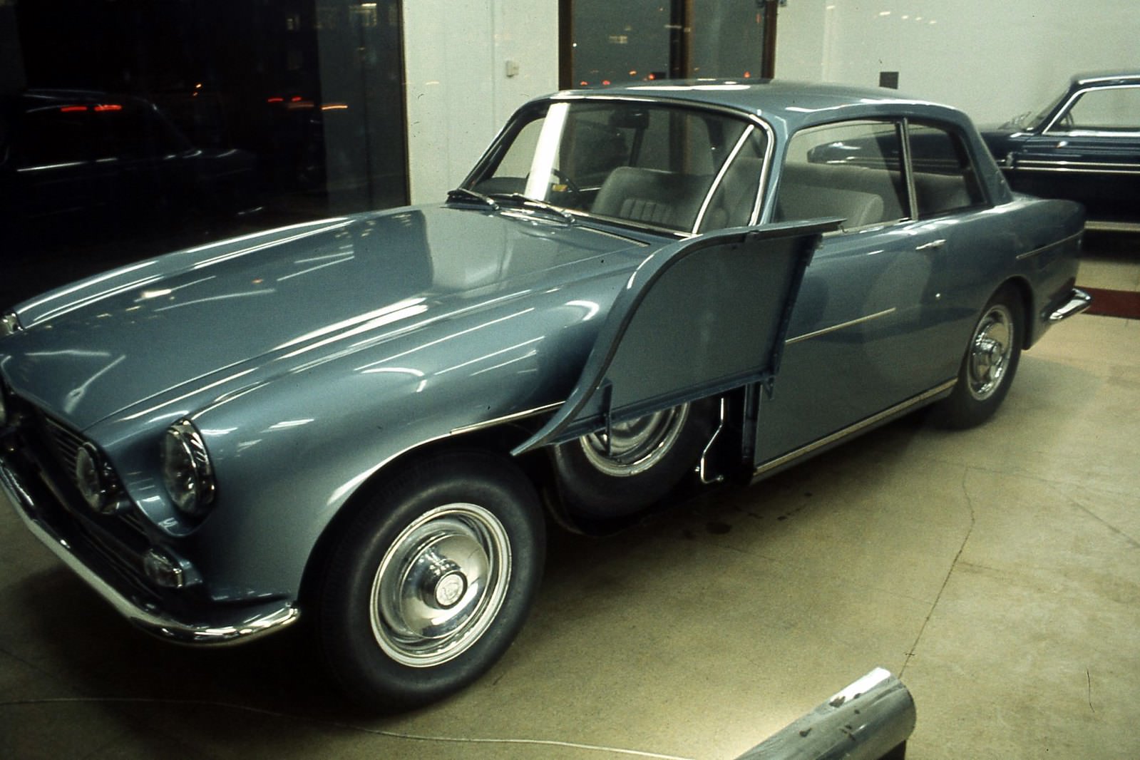 #32 Bristol 411 in London, February 1971