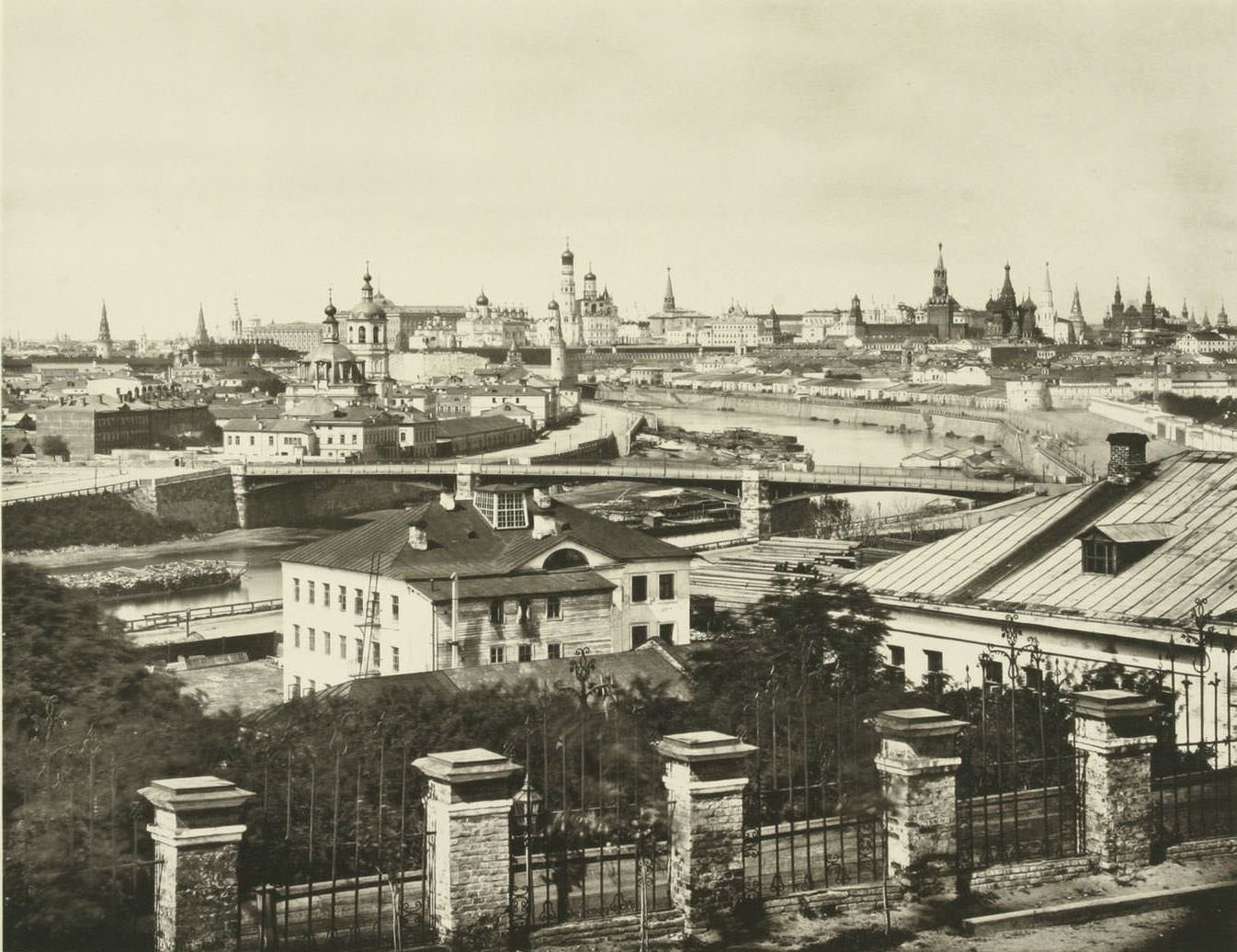 #32 Kremlin and Ustinskaya, 1880s.