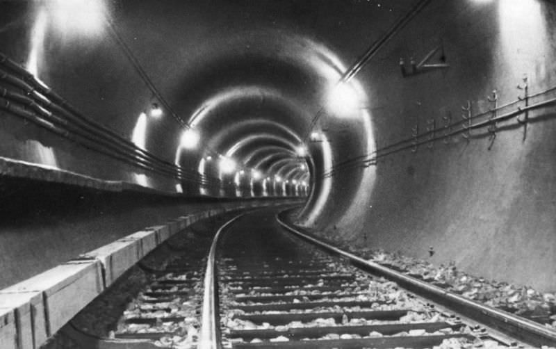 #19 Single-railed tunnel of the Kirov subway section, Moscow, 1935