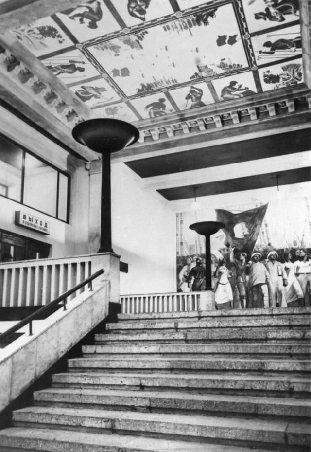 #34 Vestibule of the Komsomolskaya Square subway station, Moscow, 1935