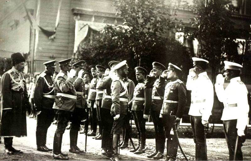 #14 Nicholas II met his officers, 1914.