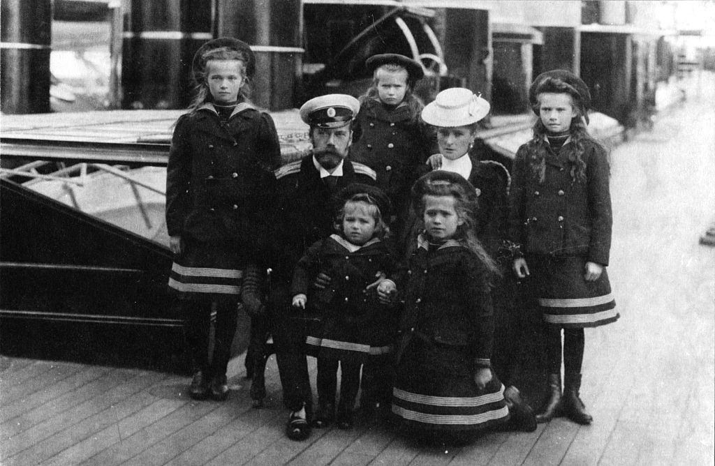#48 Tsar Nicholas II and Tsarina Alexandra of Russia and their children, 1907.