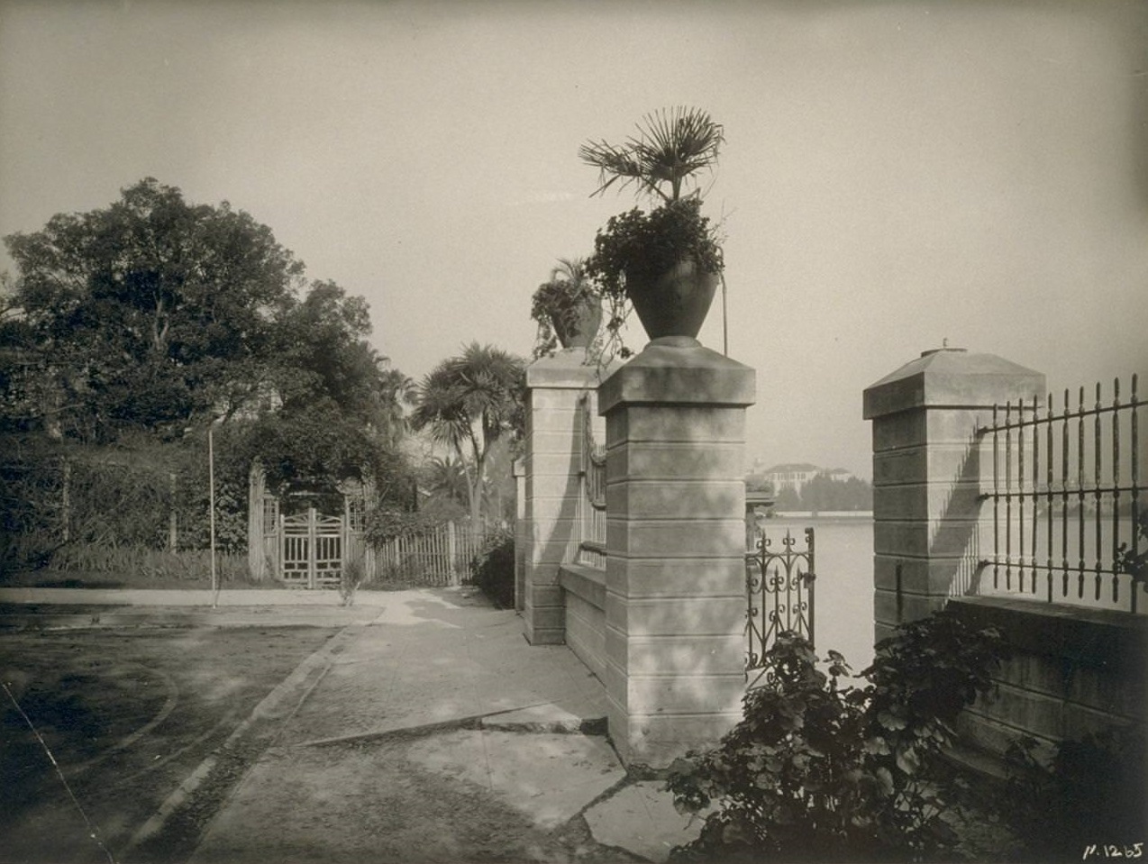 #28 Residence on Lake Merritt, 1930s