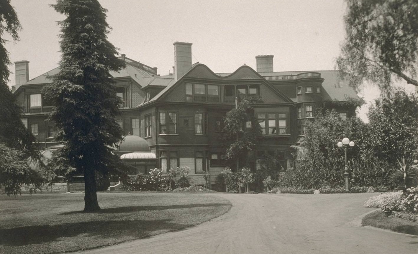 #18 Side View, F. M. Smith Home, Oakland, 1930s