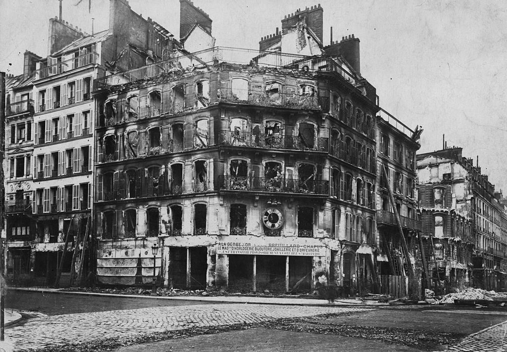 #10 Buildings bombarded by the German occupation troops in the Paris Commune, during the Franco-Prussian War.