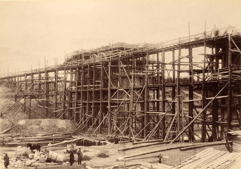 #4 Railway bridge over the Rauna River, construction of the pillars, 1887