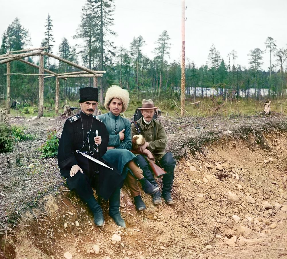 #25 Guard of the Murmansk railway and Sergey Prokudin-Gorsky (on the right). 1916