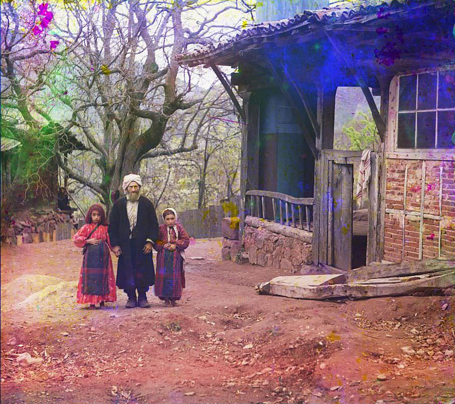 #74 A mullah with his female students near the Artomelinskaia mosque in Artvin, 1910s