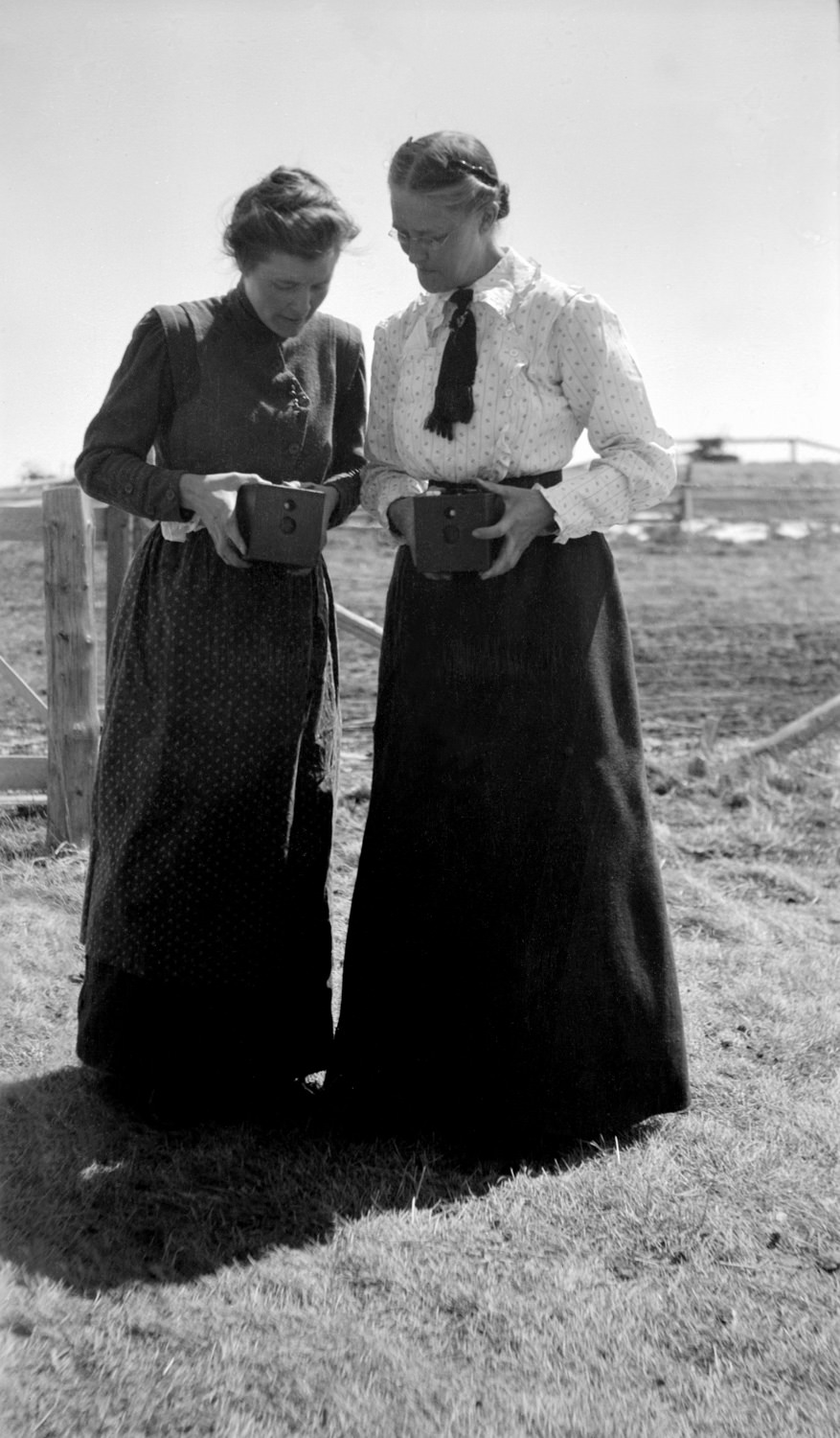 #24 Lizzie and Sylvia Nichols, 1912