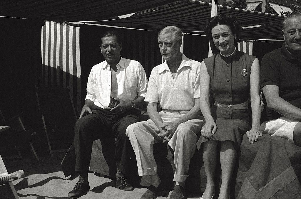 Edward VIII Windsor and Wallis Simpson, the Duke and Duchess of Windsor, take a break on beach in Venice, during the 17th Venice Intenational Film Festival. Venice (Italy), 1956.