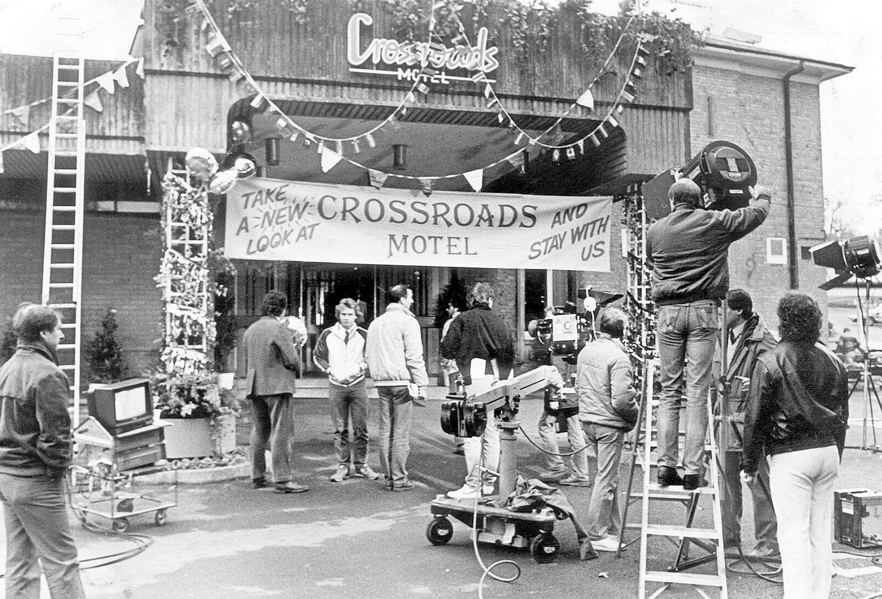 #18 Penns Hall Hotel in Penns Lane, Walmley, being set up as the Crossroads Motel for filming, 24th May 1985.
