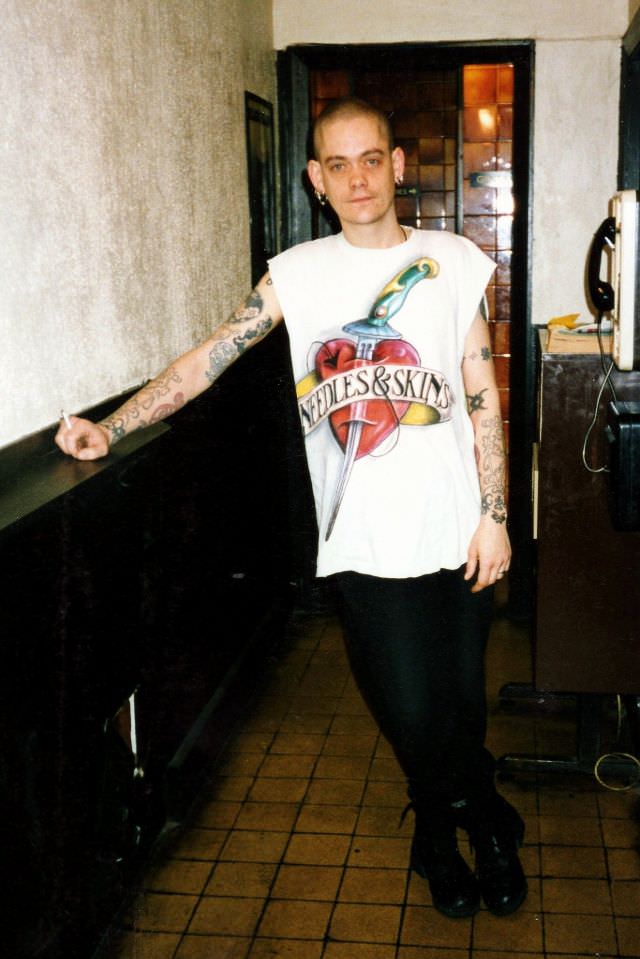 #24 Hooly at the Green Dragon, Sydney Street, April 1994