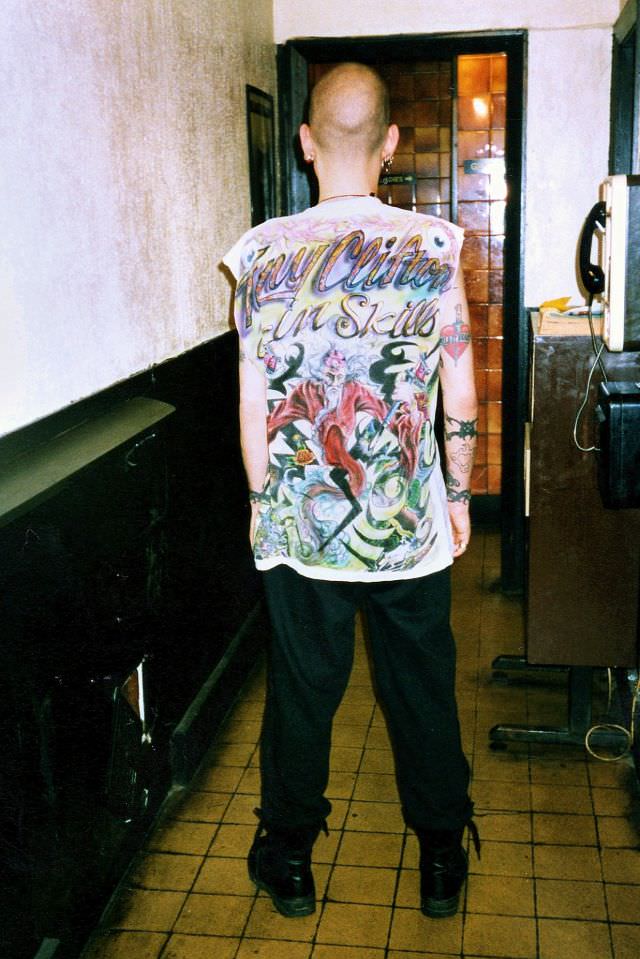 #25 Hooly turns his back at the Green Dragon, Sydney Street, April 1994