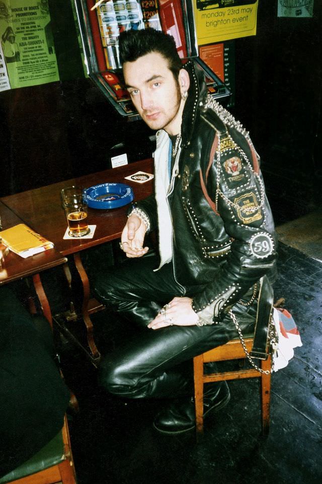 #4 Robin Tate in the Green Dragon, Sydney Street, April 1994
