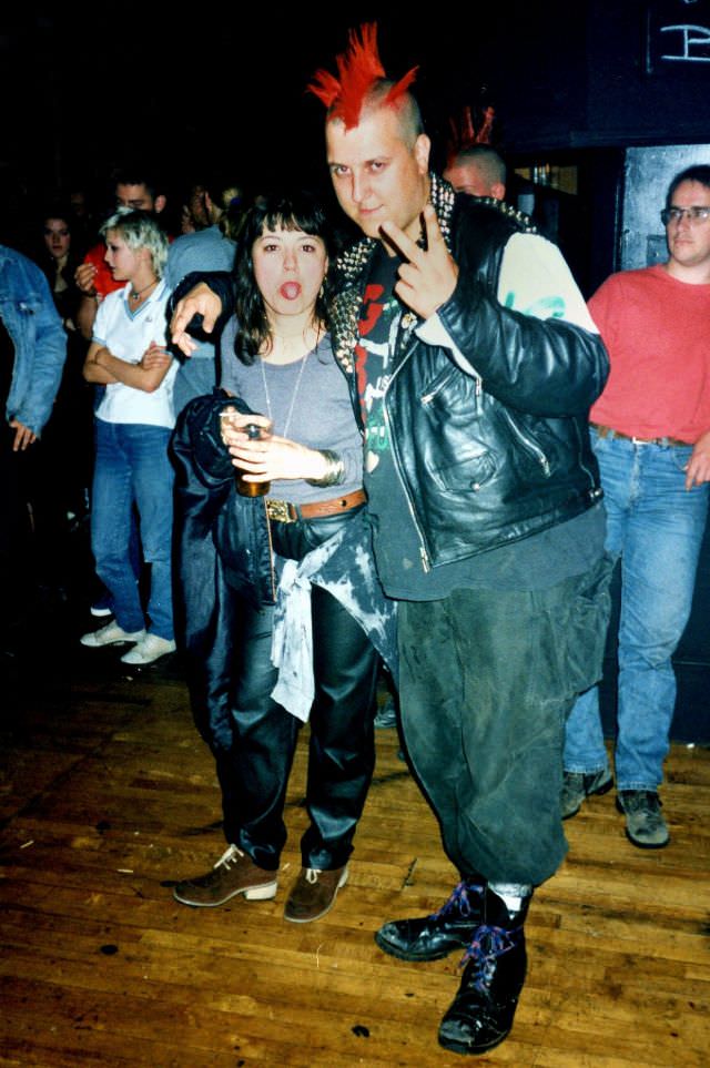 #8 Scoffer gives me a friendly V-sign at the Richmond, August 1994