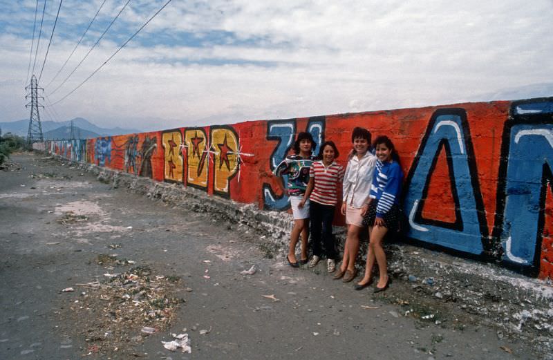 #31 Las Chicas y el mural, La Victoria, Santiago, 1988