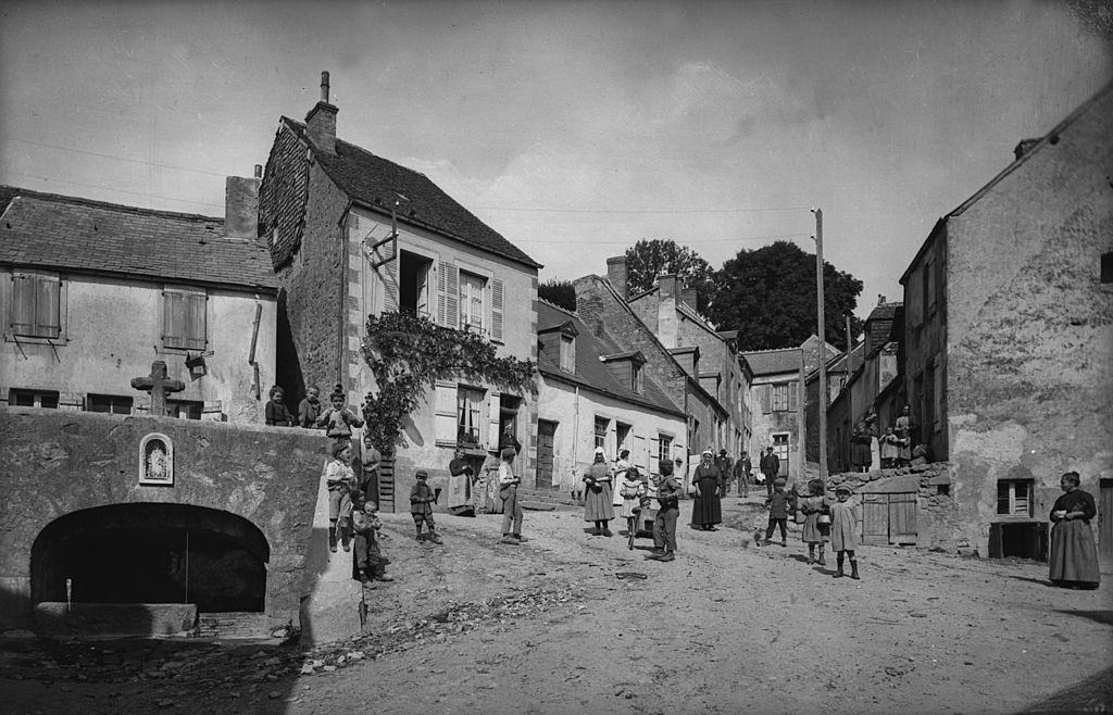 #9 Chateau-Chinon (Nievre). The Fountain place, 1900