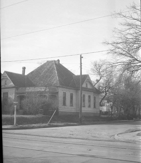 #25 Aunspaugh Art School Vivian L. Aunspaugh, 3405 Bryan Street at McCoy Old house Laundry on clothesline Bryan Place, 1903
