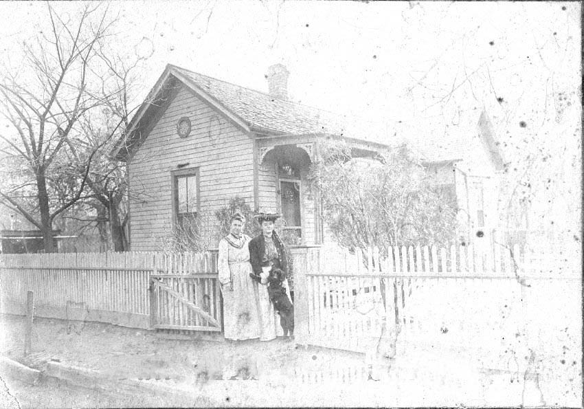 #29 Elizabeth Baker Bailey & Minnie Baker Thomas in front of a house, 1905
