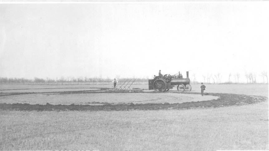 #39 Tractor in a field, 1907