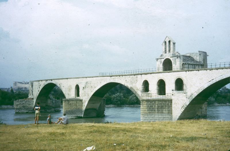 #90 Le Pont d’Avignon, 1957