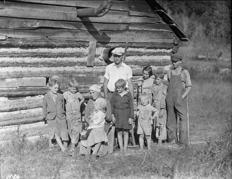 #23 Part of the family of Hugh Noe, a renter on a farm near Andersonville, Tennessee, October 1933