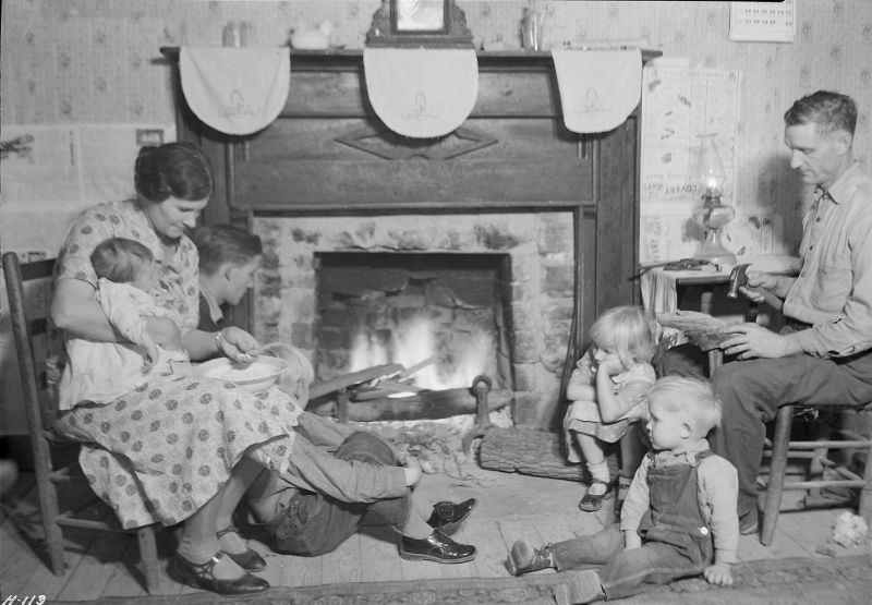 #9 Family group of Fletcher Carden, Route #1, Andersonville, Tennessee, a night-watchman at the bunkhouses at Norris Dam, November 1933