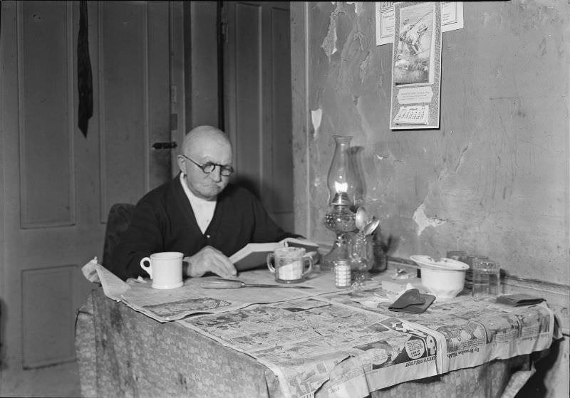 #34 Living room and 78 year-old silk worker (now retired on $18 a month pension). Lives over Cafe, Paterson, New Jersey, March 1937