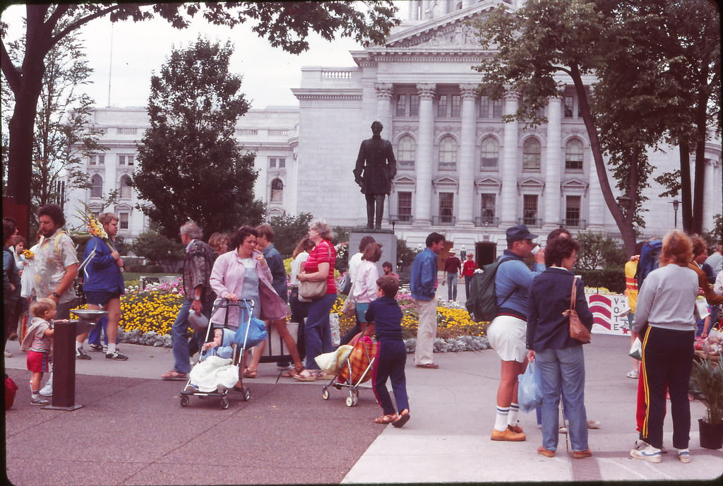 #55 Farmers Market on the Square, Madison, WI Fall 1984