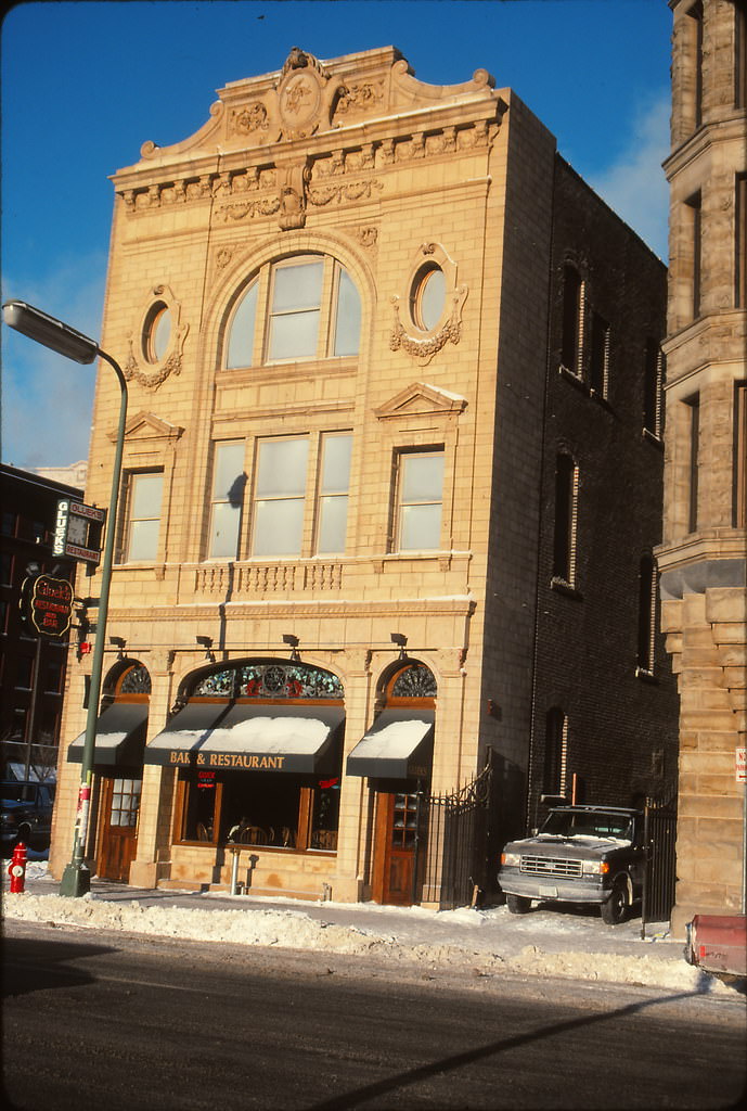 #83 Minneapolis skyline from I-35W, May 1991