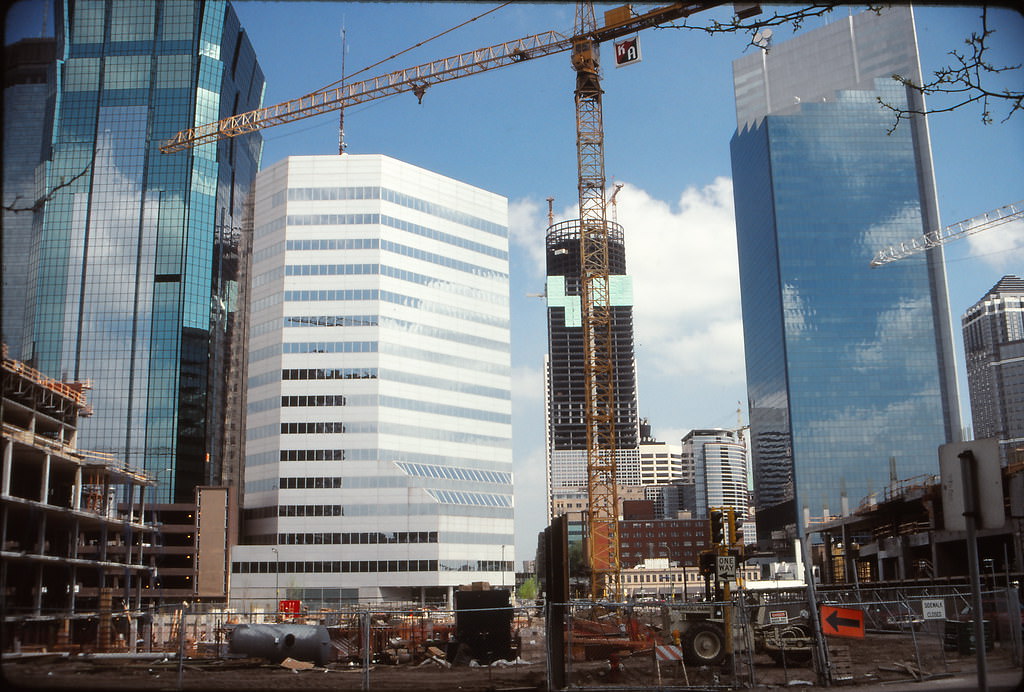 #86 Construction in downtown Minneapolis: Hilton Hotel at left and foreground, Leamington Garage at right, FirstBank Place/IBM (now Capella Center/225 S 6th) in center background, May 1991