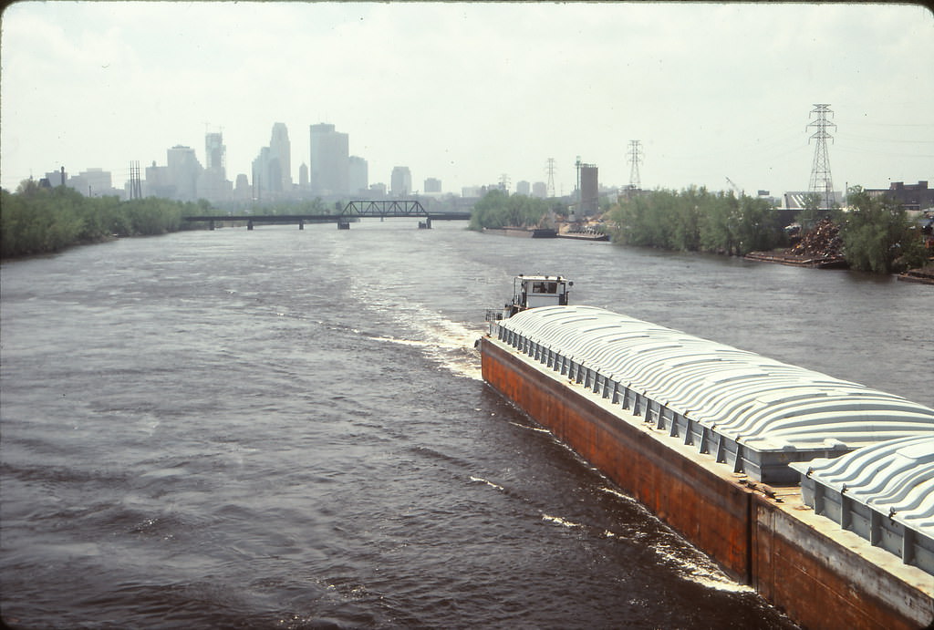 #87 Barge on Mississippi with Minneapolis skyline, May 1991