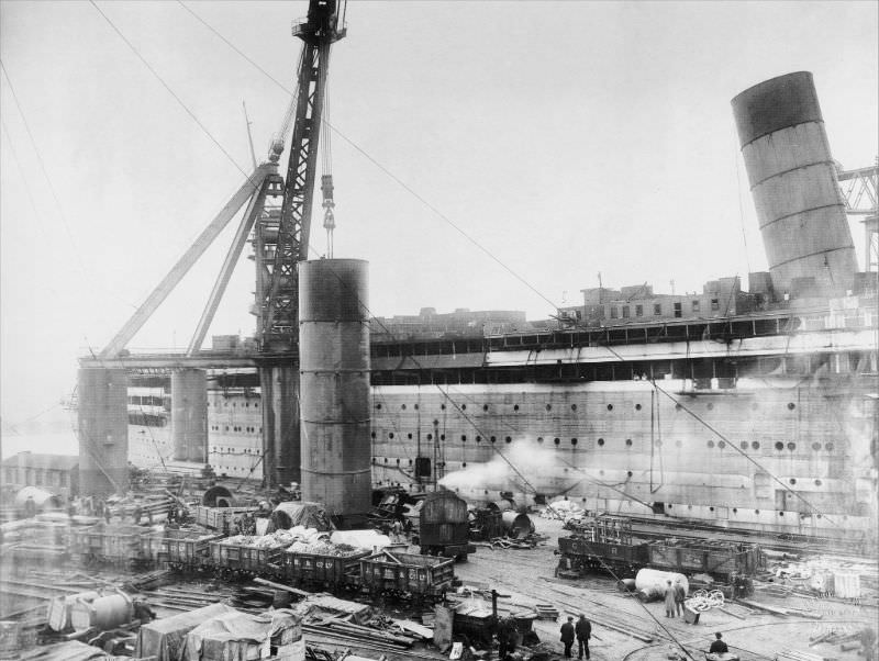 One of Aquitania’s massive funnels is about to be hoisted onboard during the liner’s fitting-out, circa 1913