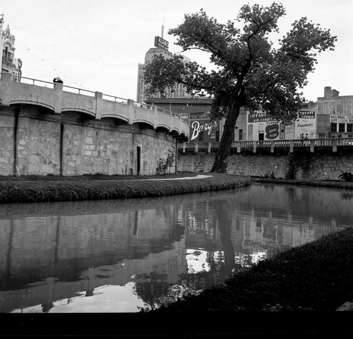 #20 Scenes along the River Walk, San Antonio, 1960