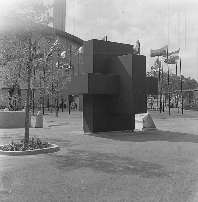 #67 “Asteriskos”, a steel sculpture by Tony Smith at HemisFair, 1968