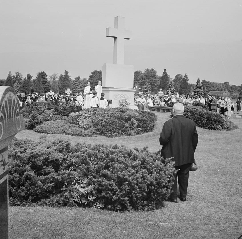 #69 All Soul’s Day the Catholic congregation is gathering in the Saint Thomas cemetery, 1942