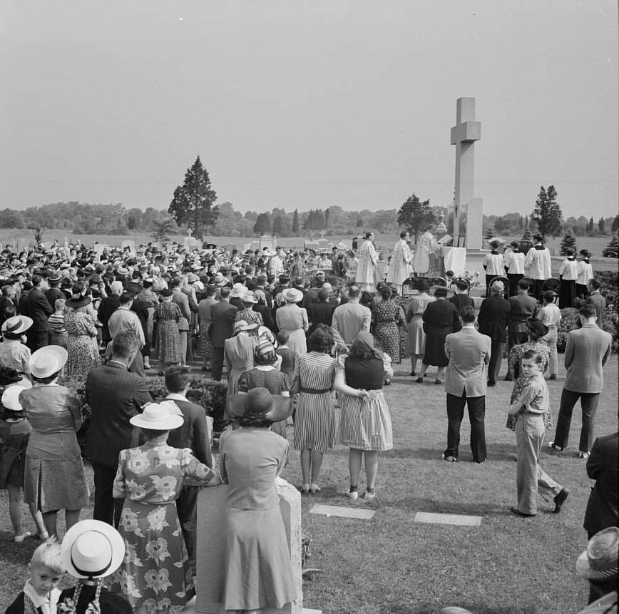 #16 On All Soul’s Day the Catholic congregation is gathering in the Saint Thomas cemetery.