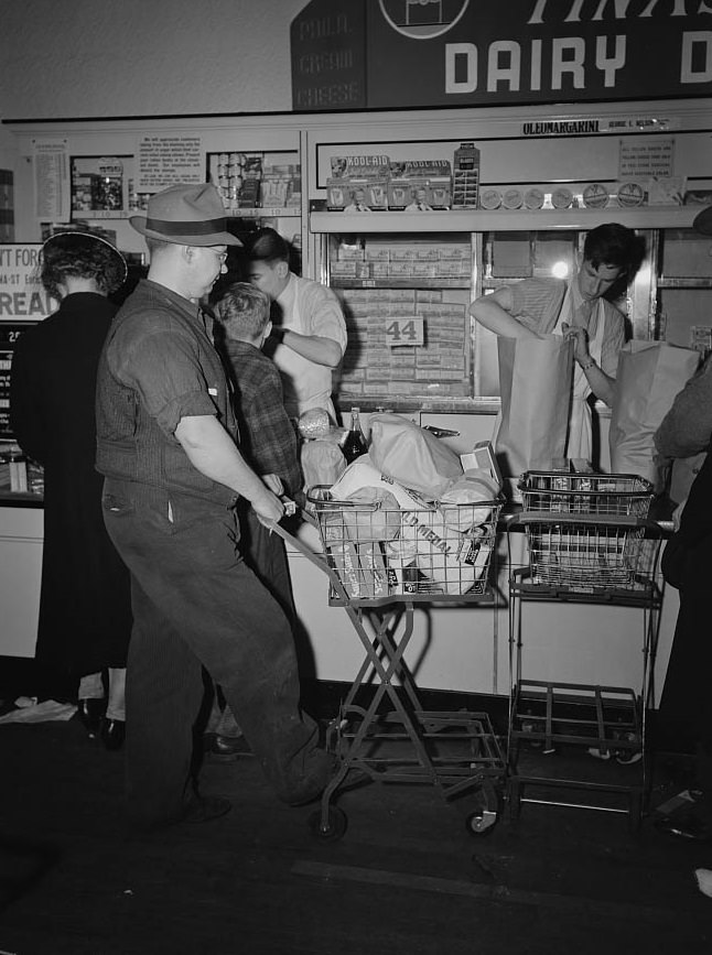 #20 Shopping on Saturday nights, 1942