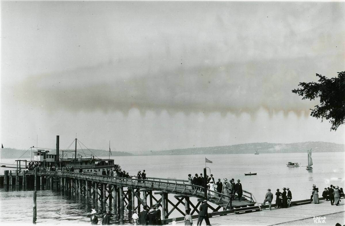 #111 Steamboats New World and Fairhaven, 1900s