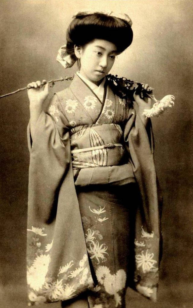 #16 Chishō Takaoka: Life Story and Beautiful photos of a the Nine-Fingered Geisha #16 Celebrities