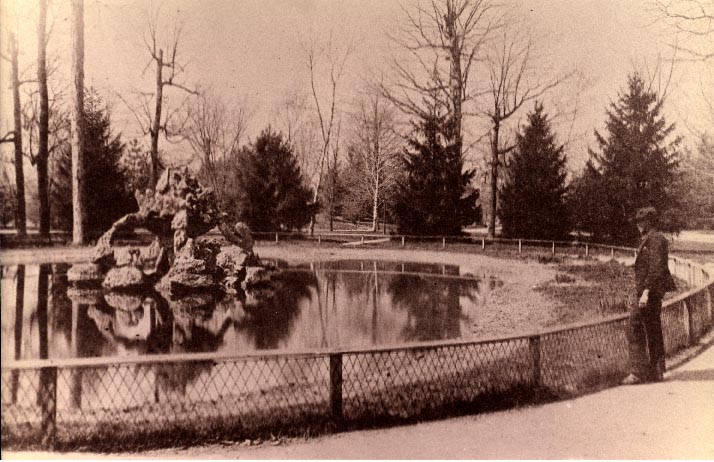 #53 Schiller Park Lake and fountain, photograph, 1889