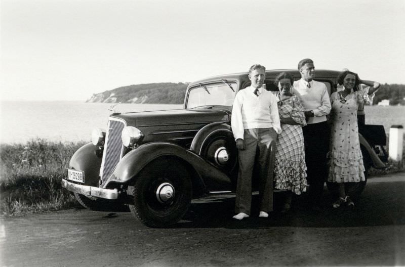 #12 Two stylish couples posing with a 1934 Chevrolet Master Sedan at the seaside on the island of Rügen.