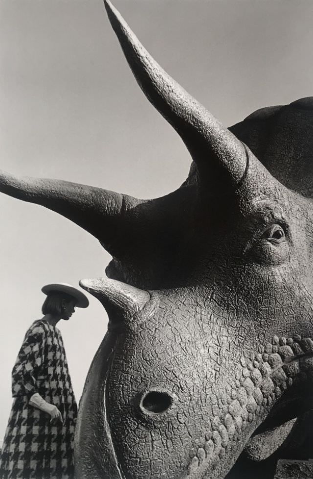 #22 Ina Balke, coat Monte-Sano & Pruzan, World’s Fair, New York, Harper’s Bazaar, 1964