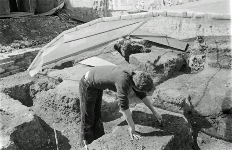 #22 London Archaeology, near St. Pauls, 1977