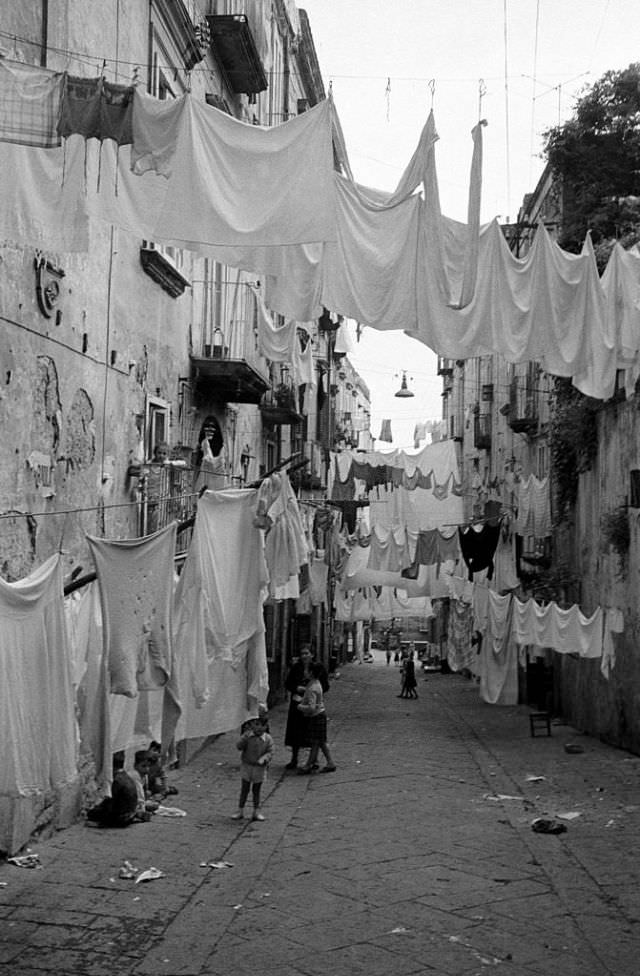 #16 Street in the Old Town. (Mario De Biasi)