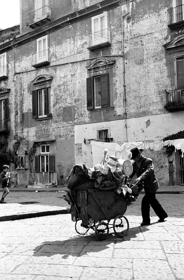 #20 Peddler with his pram. (Mario De Biasi)